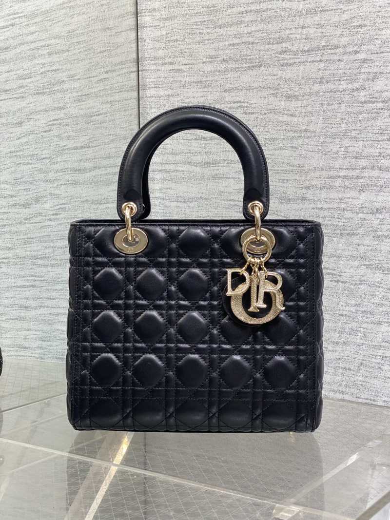 Черная сумка Dior Lady Dior с золотой фурнитурой