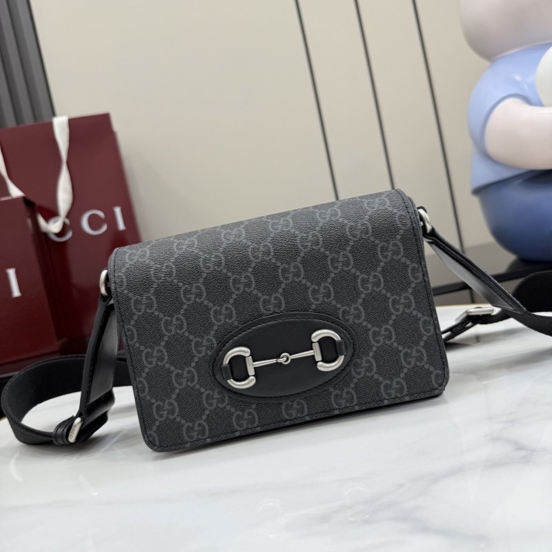 Сумка Gucci с принтом GG и фурнитурой