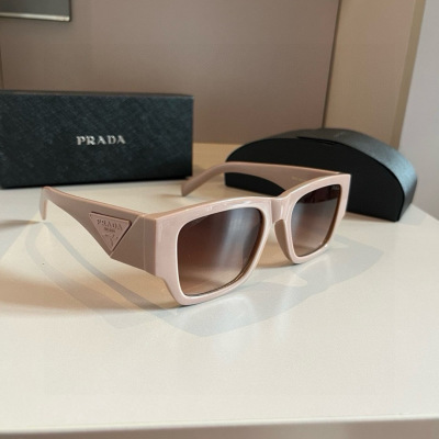 Солнцезащитные очки Prada