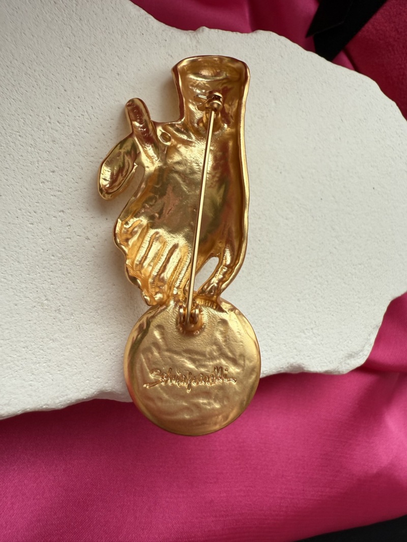 Брошь в виде руки с жемчугом Schiaparelli