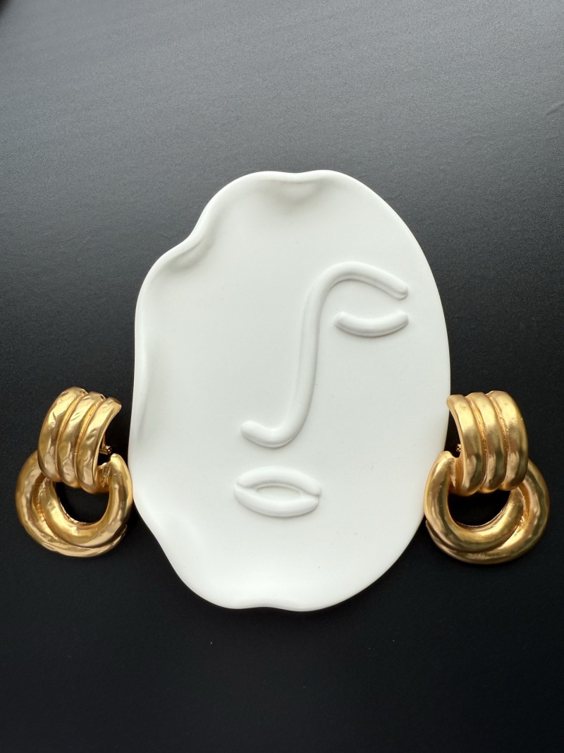 Золотистые серьги с кольцом Schiaparelli