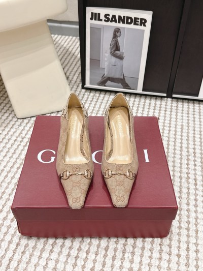 Женские туфли Gucci с конским мотивом