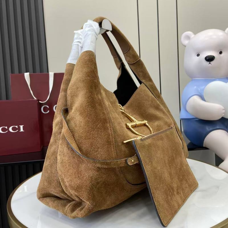 Сумка Gucci из замши с фурнитурой