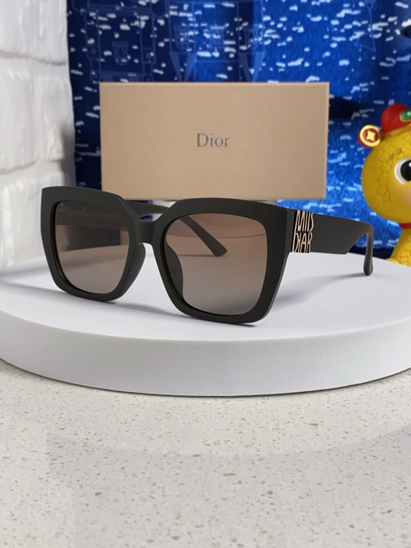 Солнцезащитные очки черные в крупной оправе с металлическим декором Dior