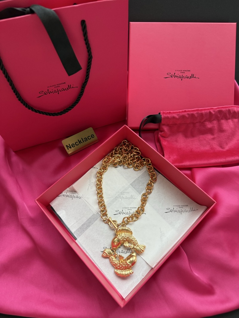 Золотистое колье с подвесками в виде рыб Schiaparelli
