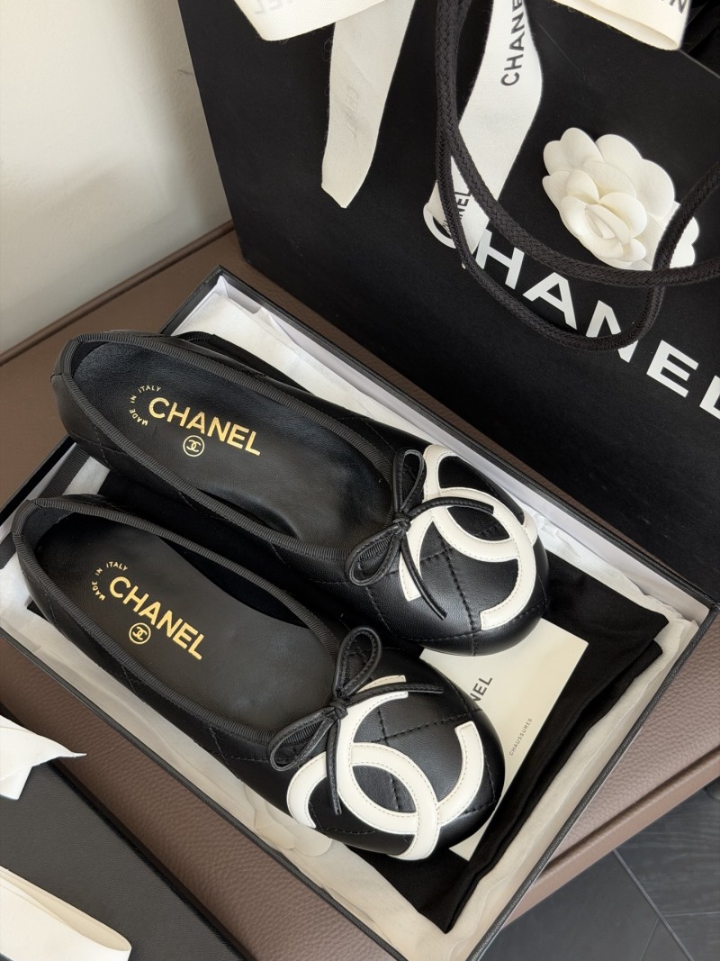 Черные туфли Chanel с вышивкой и бантом