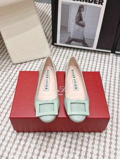 Женские туфли Roger Vivier с лаковым покрытием и пряжкой