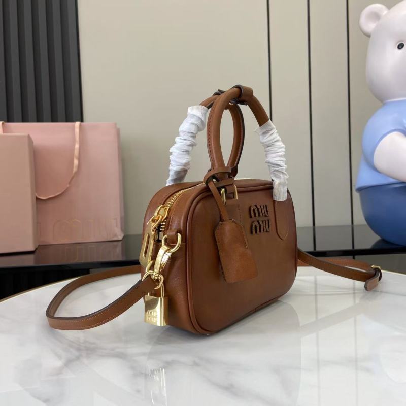 Сумка Miu Miu коричневая с ручкой