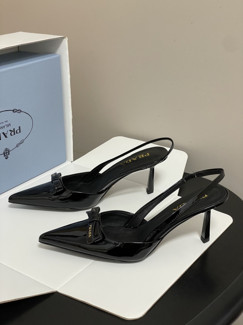 Женские черные лаковые туфли Prada на шпильке с бантом