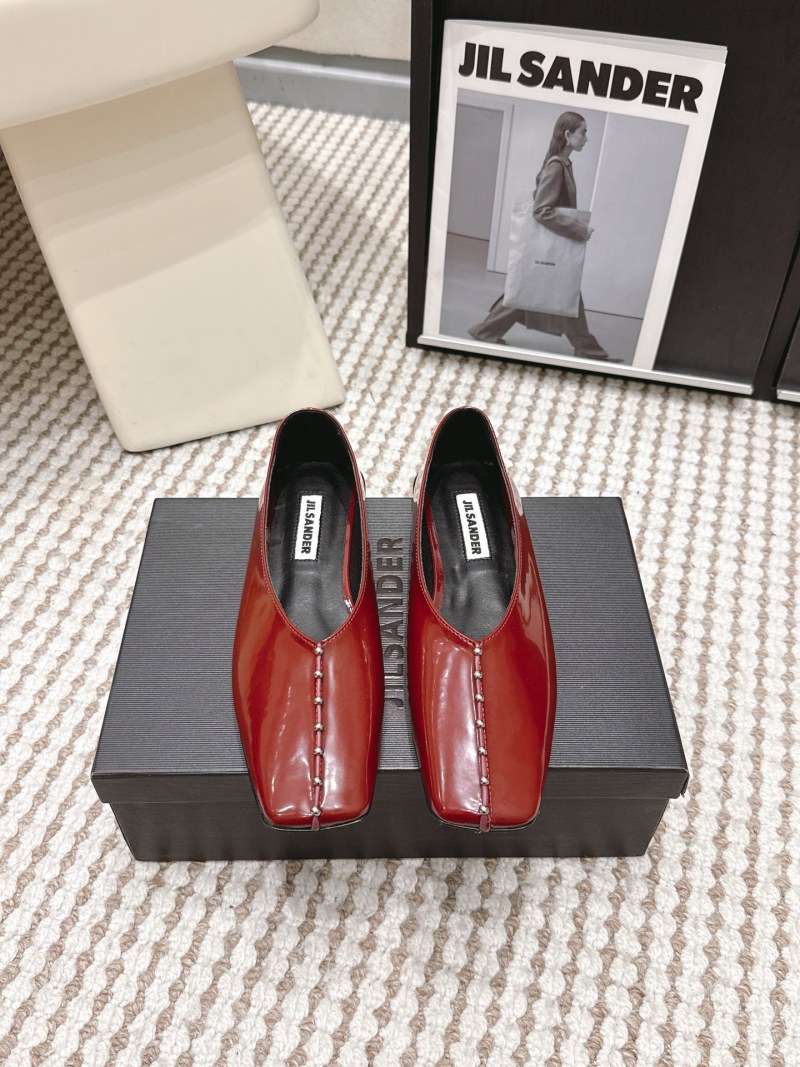Женские красные туфли Jil Sander с шармиками