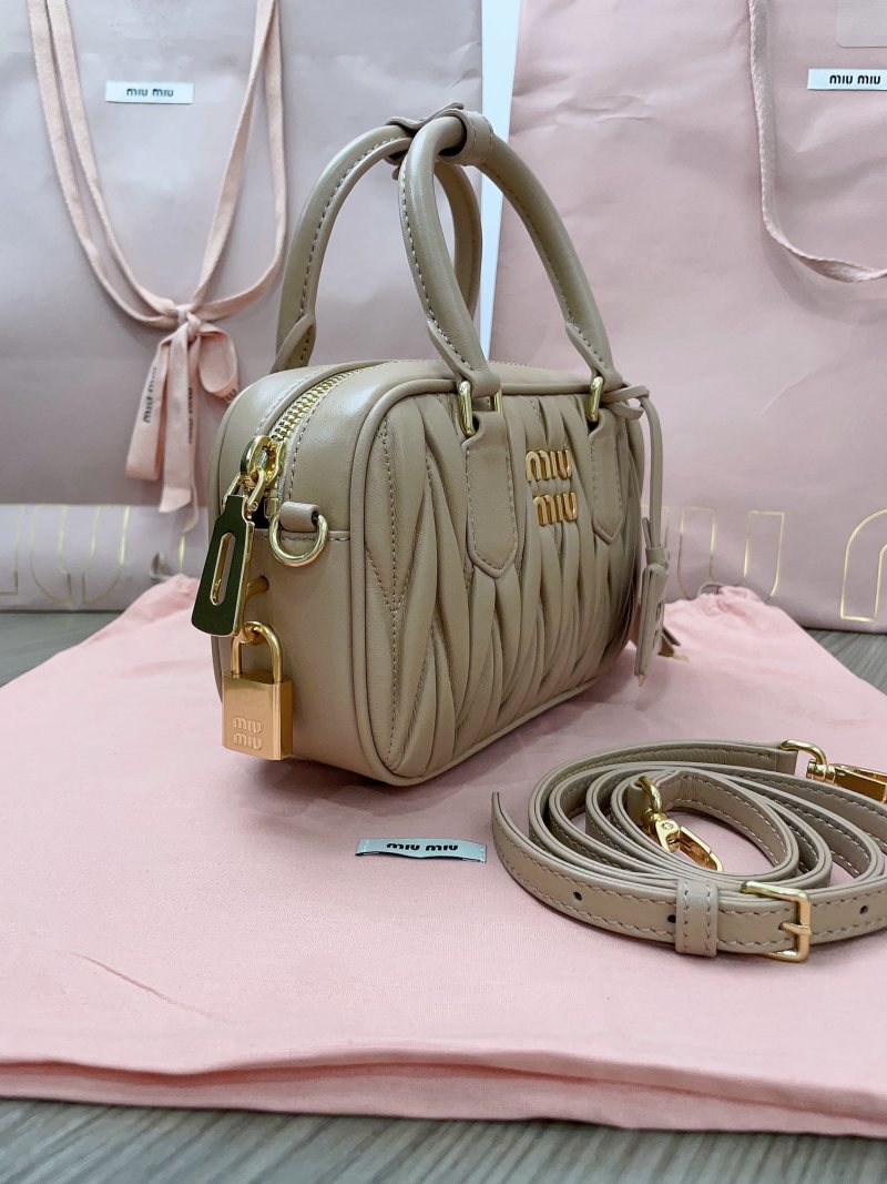 Сумка Miu Miu женская маленькая бежевая из кожи с текстурой Matelassé