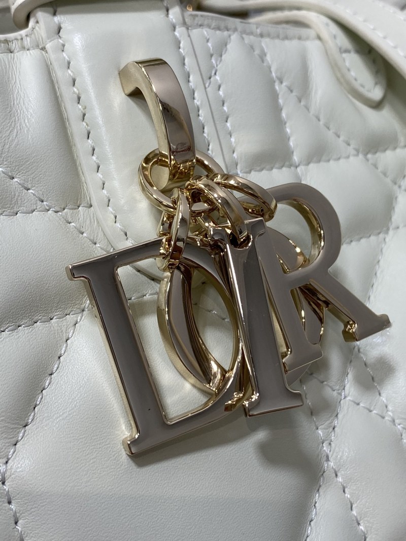 Сумка Dior белого цвета с квилтингом