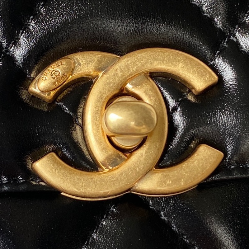 Чёрная сумка Chanel с двойным золотым логотипом, модель mini