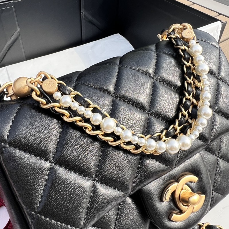 Чёрная сумка Chanel с жемчужной цепочкой