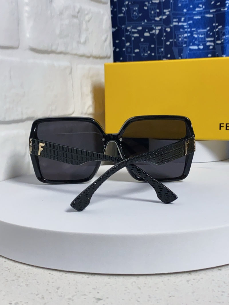 Женские солнцезащитные очки Fendi