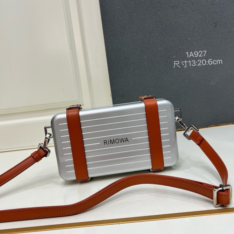 Сумка-кейс серебристого цвета с логотипом Dior