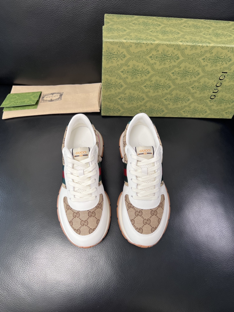 Кроссовки Gucci с логотипом и красно-зеленой полосой