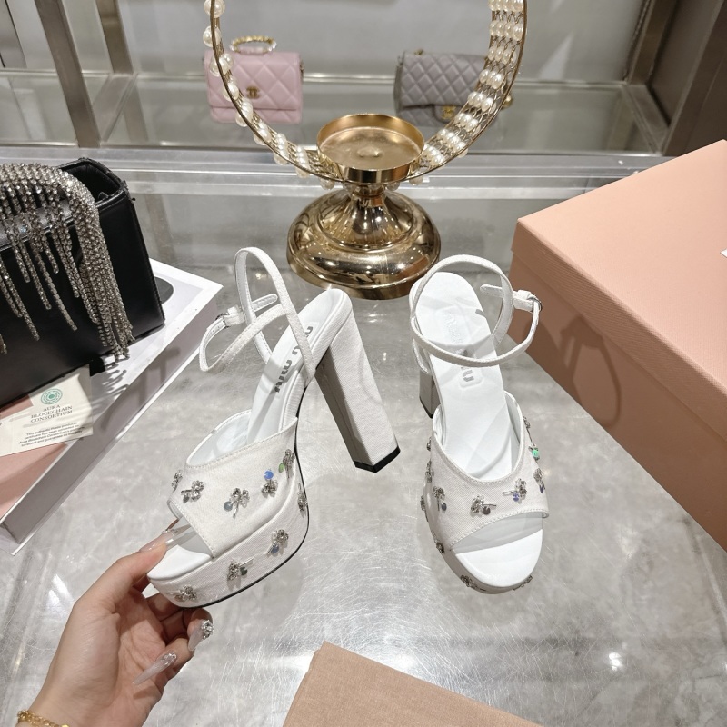 Белые сандалии Miu Miu с декором из стразов на каблуке