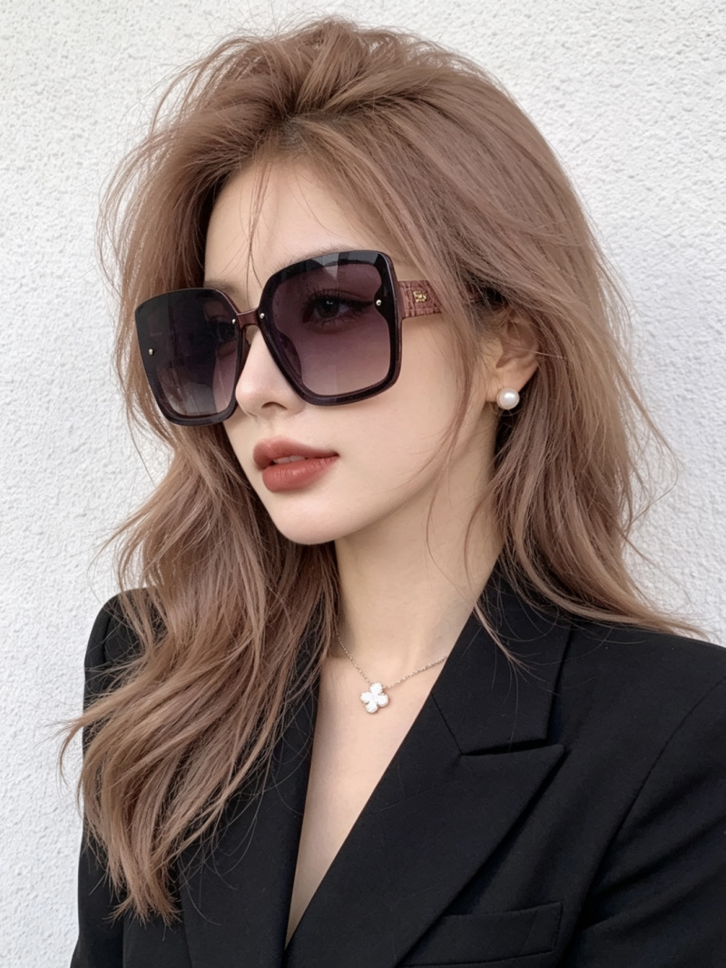Квадратные солнцезащитные очки с градиентом Chanel