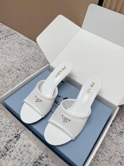 Женские белые сабо Prada с декоративной сеткой и треугольным логотипом