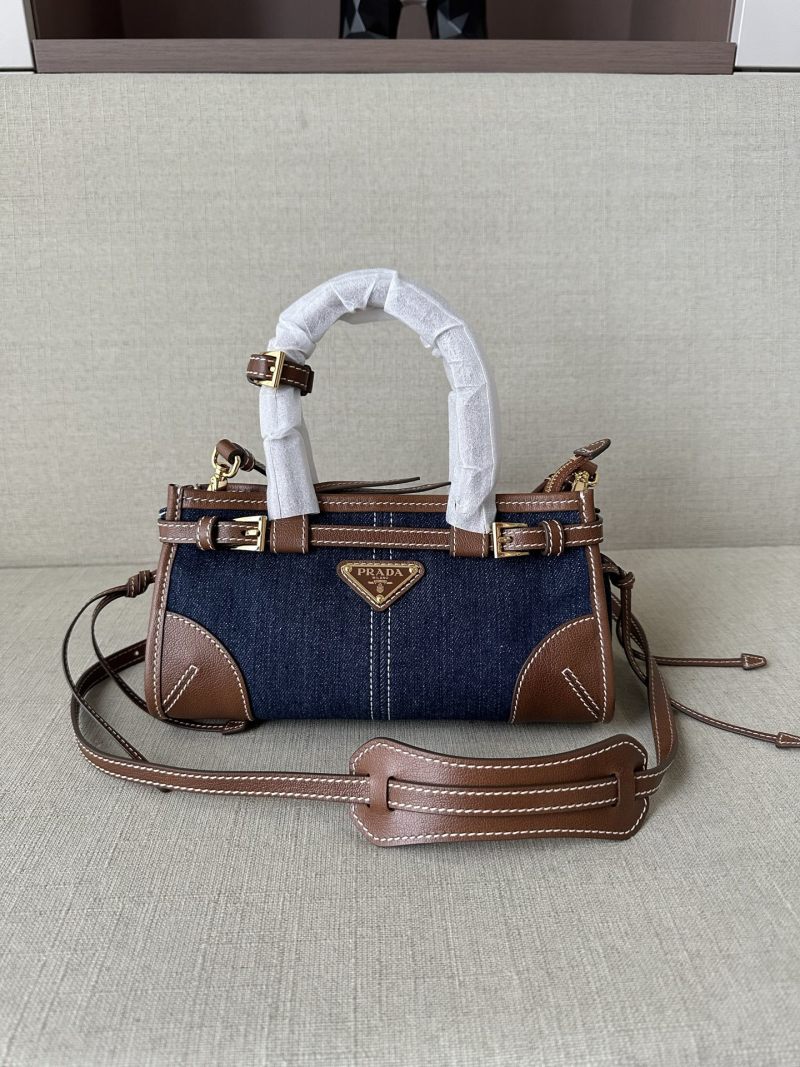 Модель Bonnie из денима и кожи от Prada