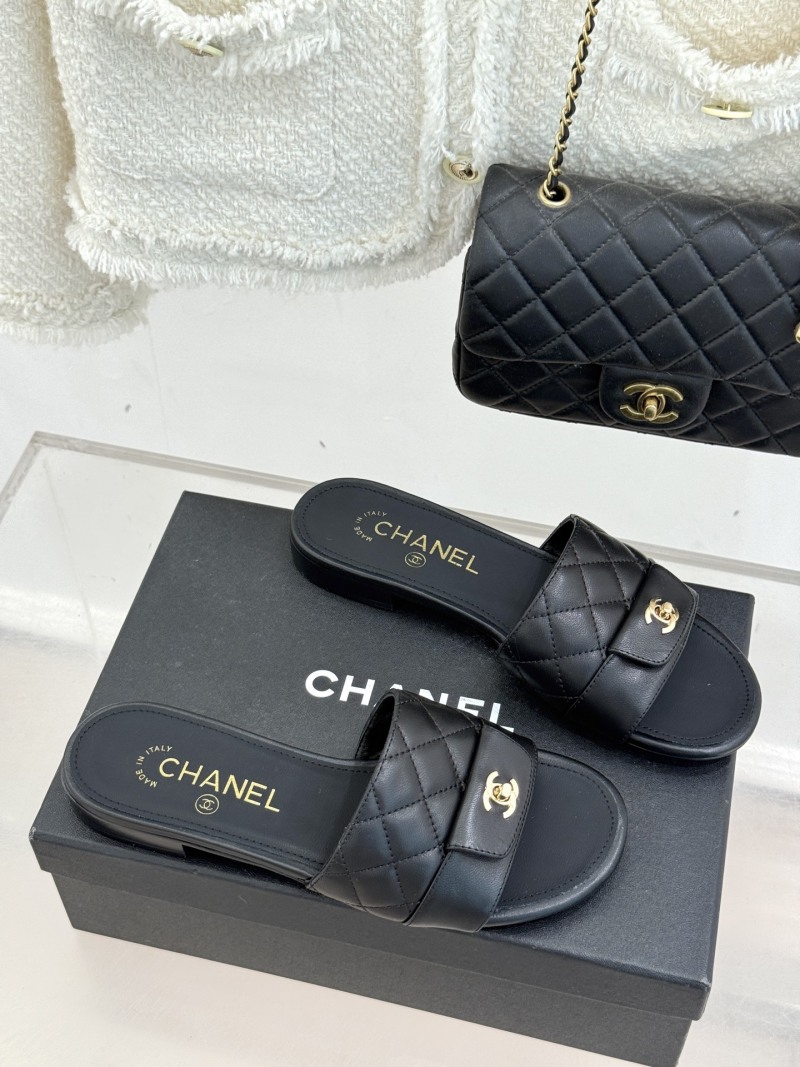 Чёрные кожаные тапочки с монограммой и квадратным клапаном Chanel