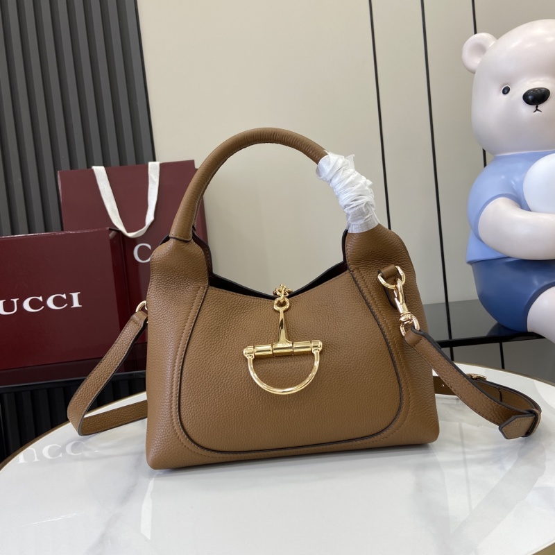 Сумка Gucci с золотой фурнитурой