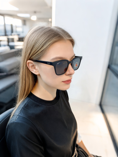 Солнцезащитные очки Ray-Ban RB4323 черные