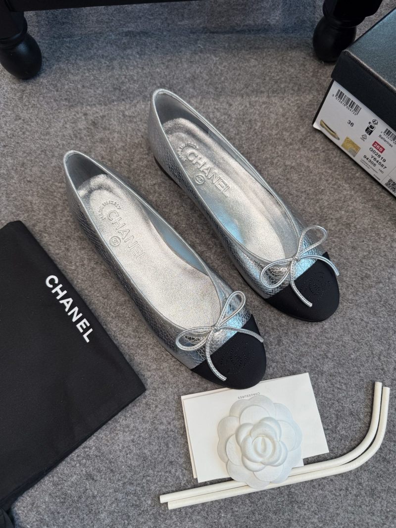 Женские балетки Chanel серебристые с черным носком