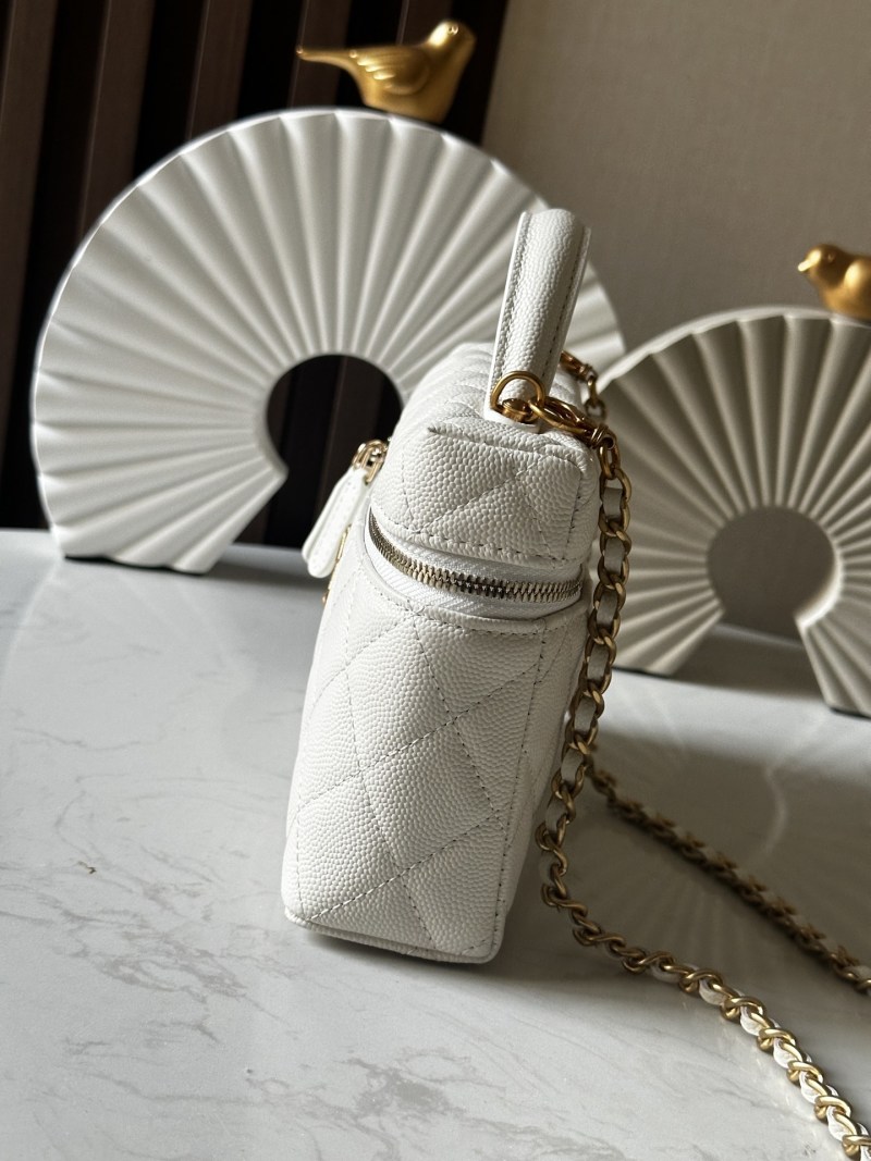 Белая косметичка с двойным логотипом и цепочкой Chanel