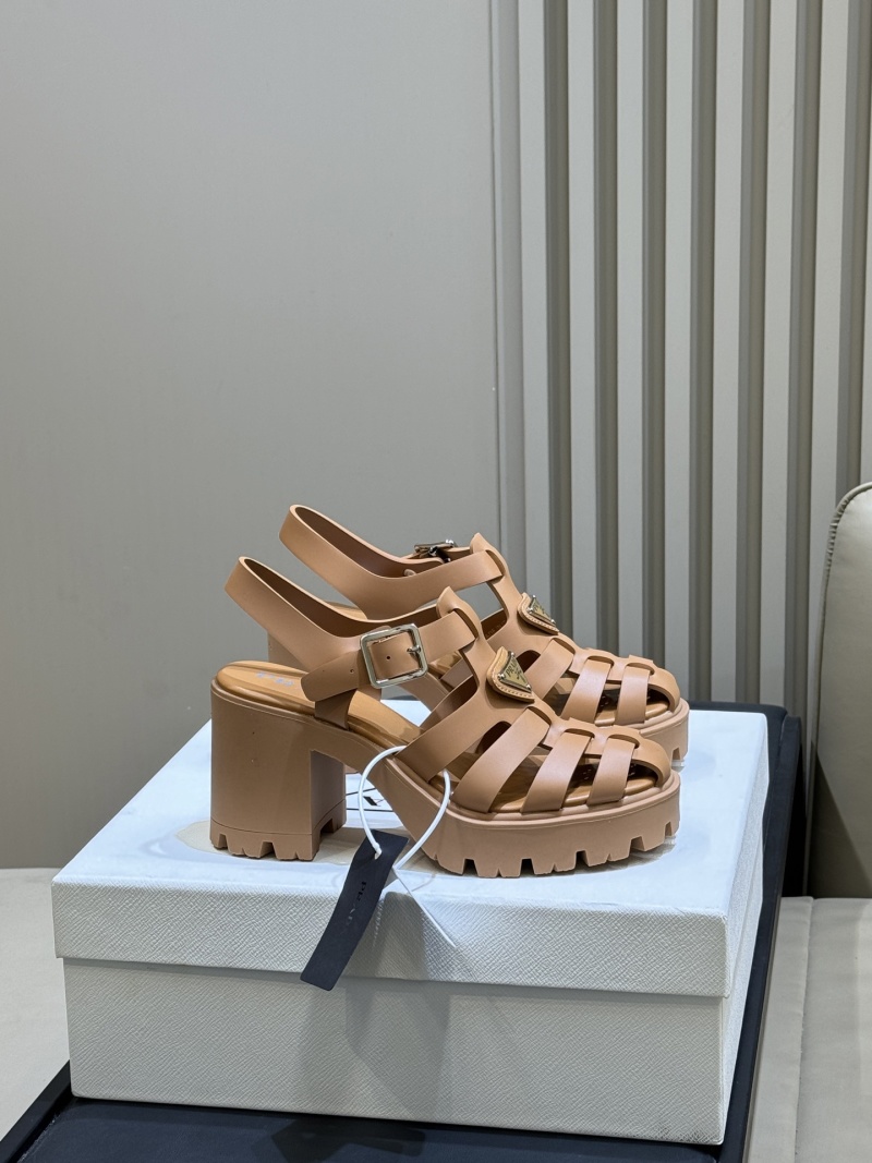Женские бежевые босоножки Prada на платформе