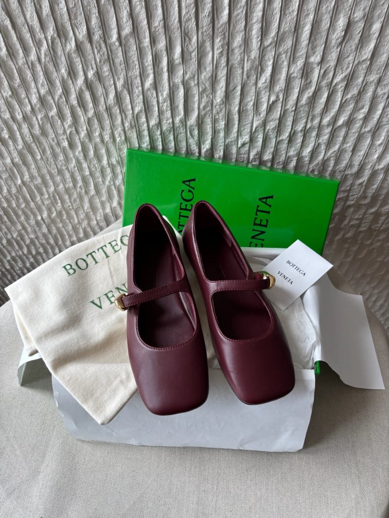 Женские балетки Bottega Veneta с золотой пряжкой