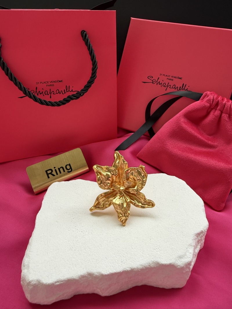 Золотистое кольцо в форме цветка Schiaparelli