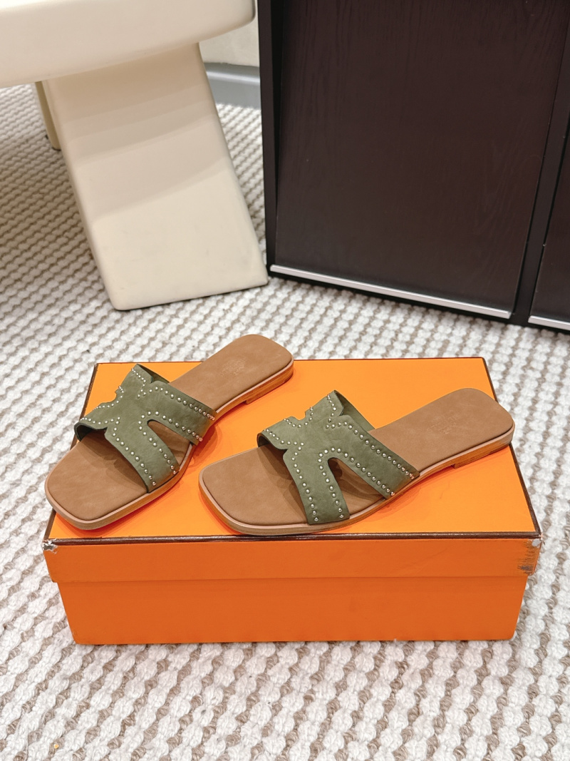 Женские кожаные сандалии с декоративными заклепками Hermès