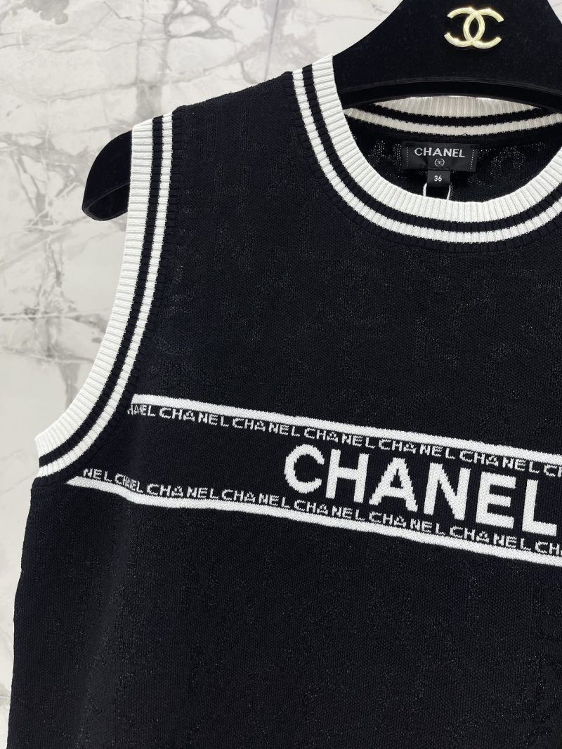 Безрукавка вязаная женская с контрастной отделкой и надписью Chanel