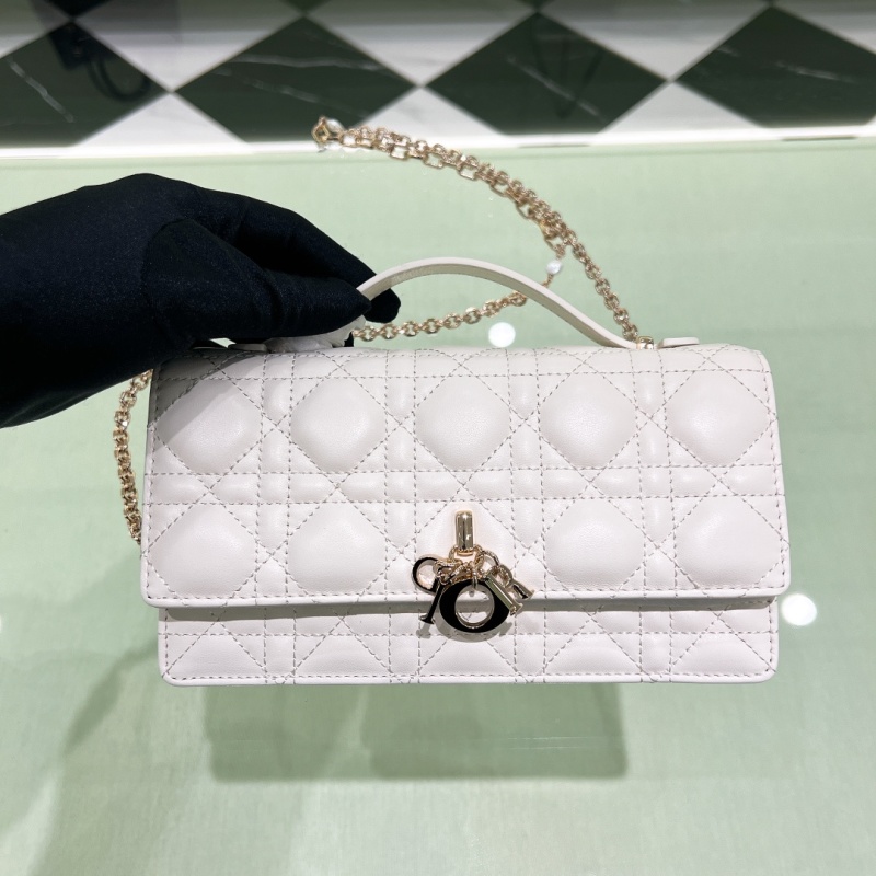 Клатч женский белый из натуральной кожи с декоративной цепью Dior