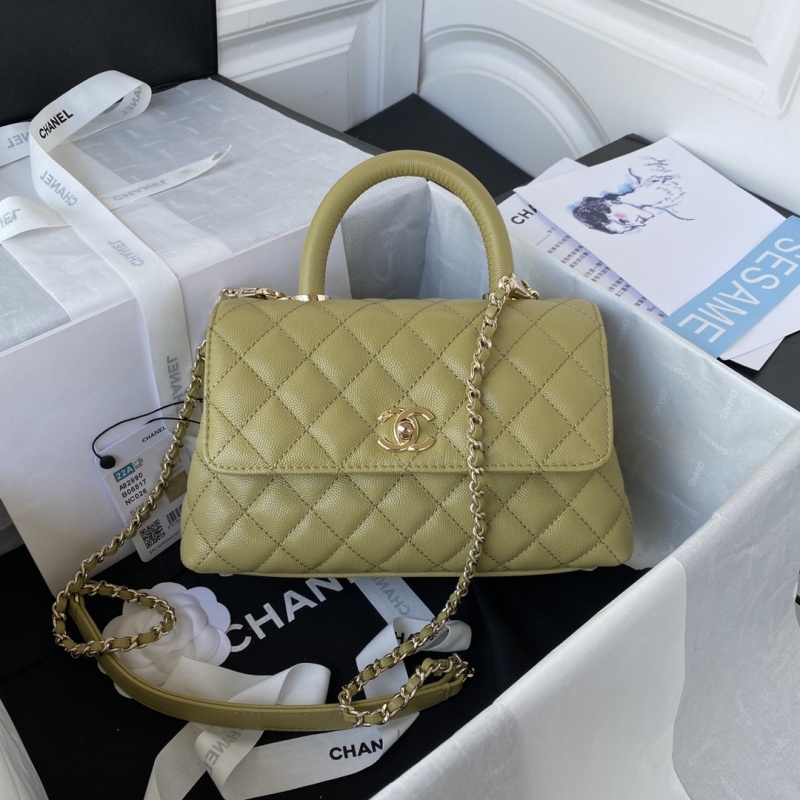 Желтая сумка Chanel с квилтингом