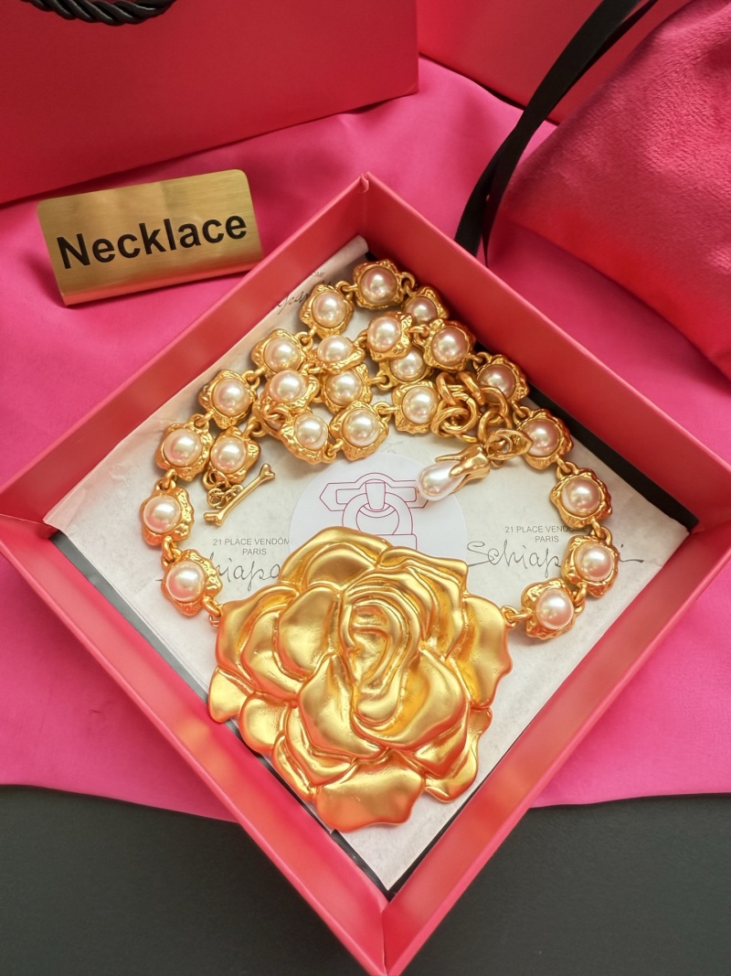 Колье с розой и жемчугом Schiaparelli