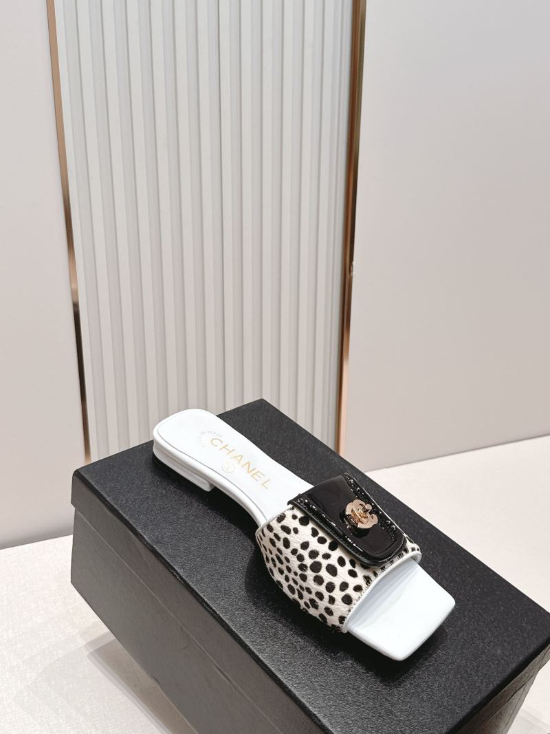 Женские босоножки Chanel с квадратным носком и золотым логотипом