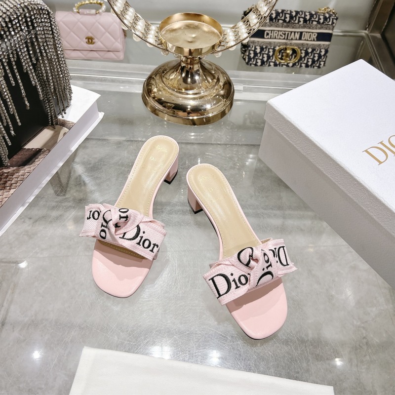 Пастельно-розовые сандалии Dior с вышивкой и бантом