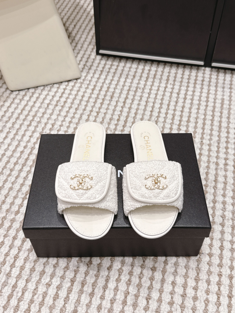 Белые шлёпанцы Chanel с металлической фурнитурой