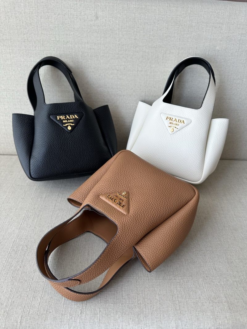 Кожаная сумка Prada с ручками