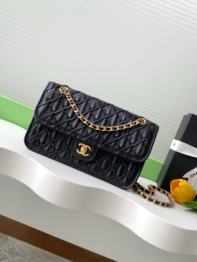 Сумка через плечо с золотой фурнитурой Chanel