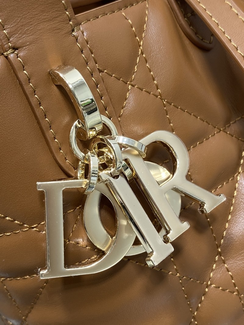 Сумка Dior с крестообразной строчкой и подвеской