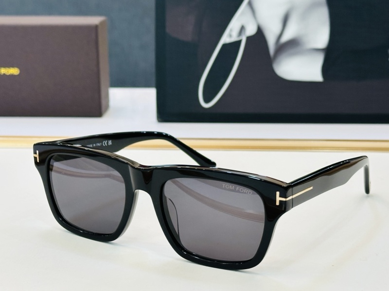 Солнцезащитные очки Tom Ford черные