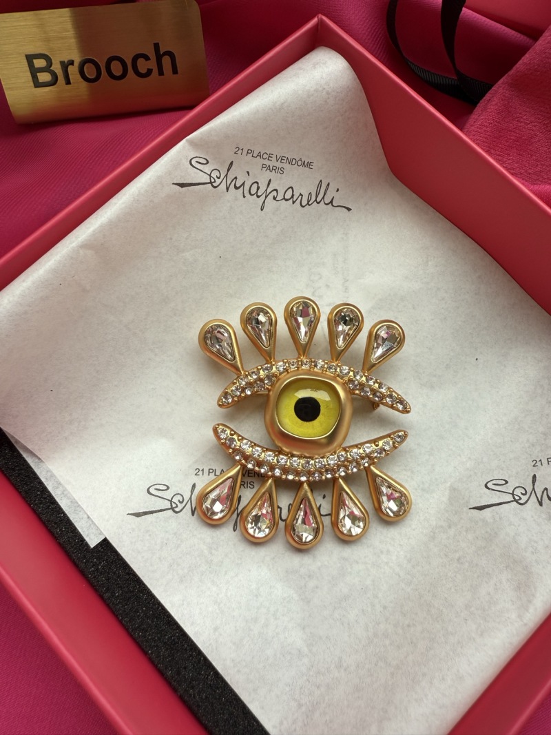 Брошь Schiaparelli в виде глаза