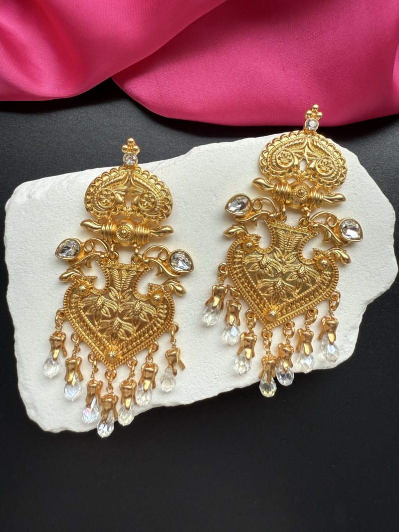 Золотистые серьги с кристаллами Schiaparelli