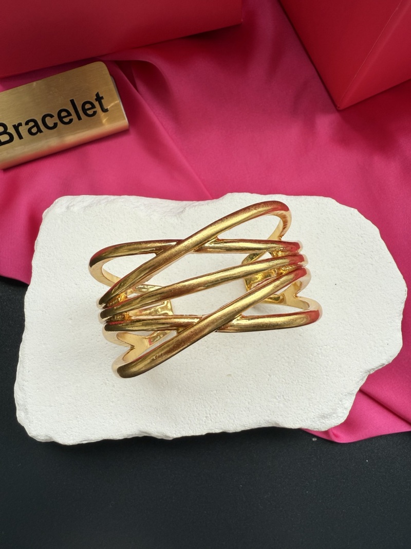 Золотистый браслет Schiaparelli