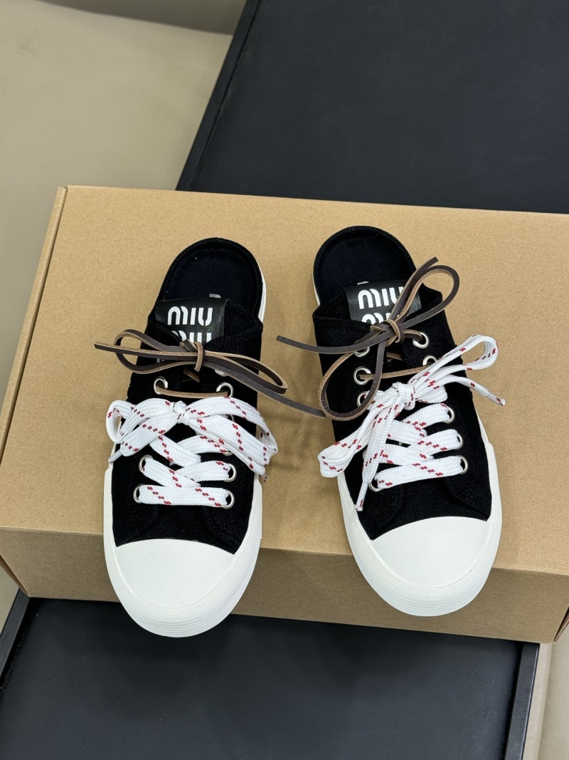 Черные мюли Miu Miu с белой подошвой и завязками