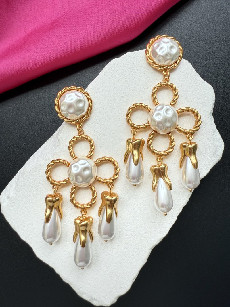 Серьги Schiaparelli с жемчугом и золотыми деталями